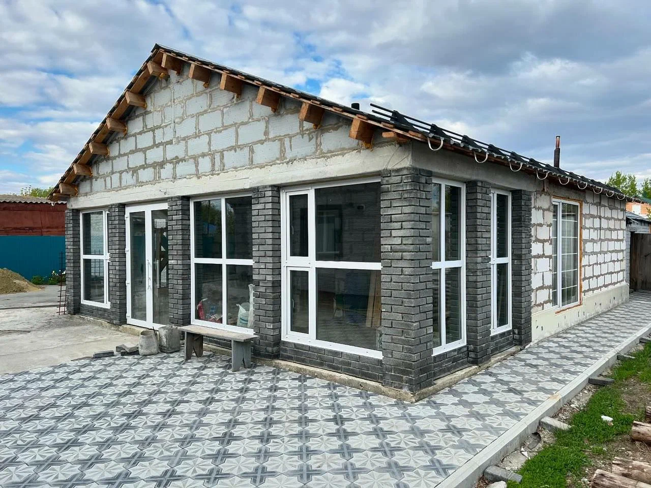 Панорамные окна и двери с выходом на террасу